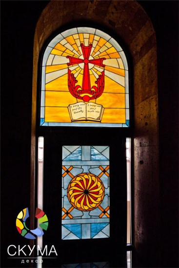церковь цветное стекло